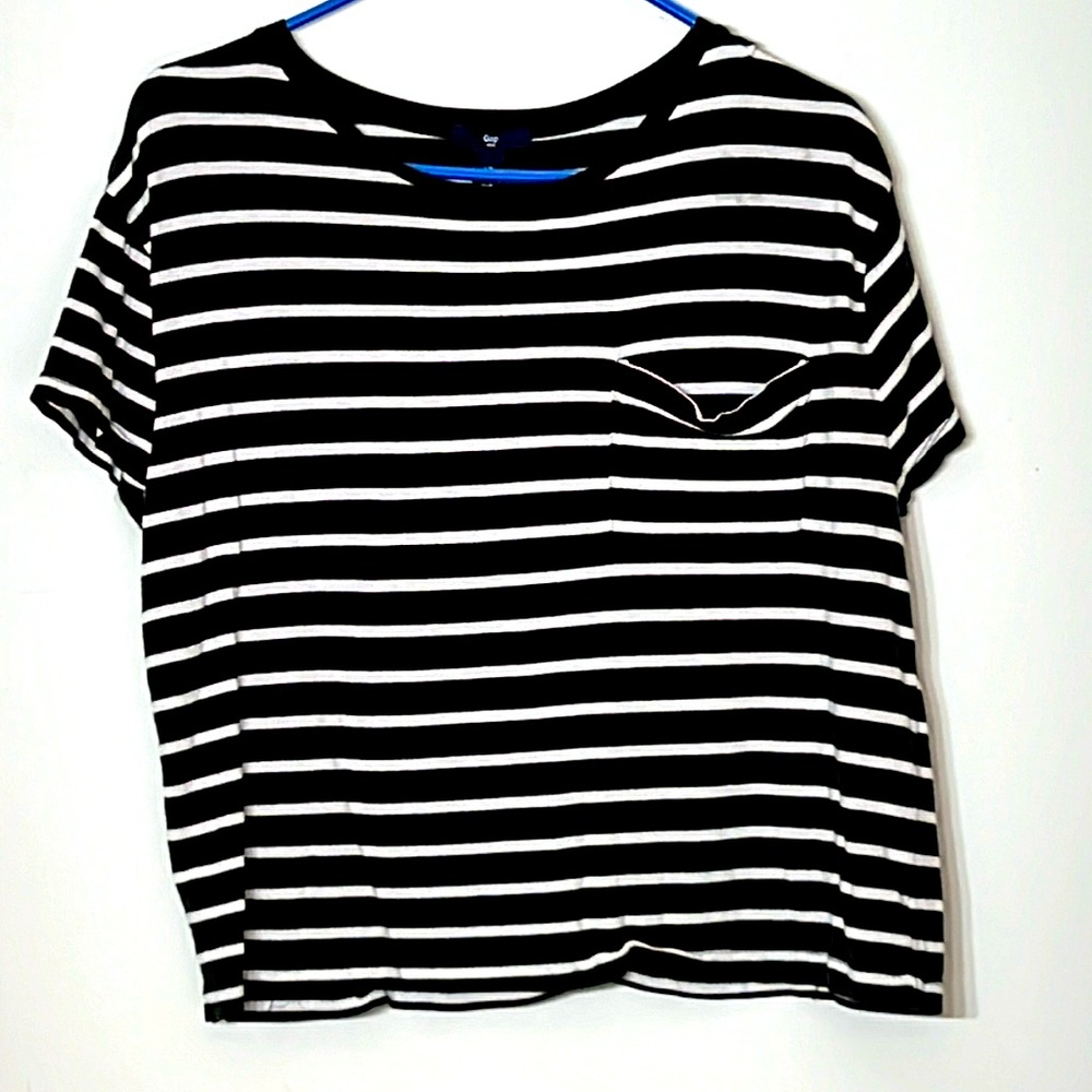 🌞 Gap black & white short sleeve breast pocket oval neck tee M
